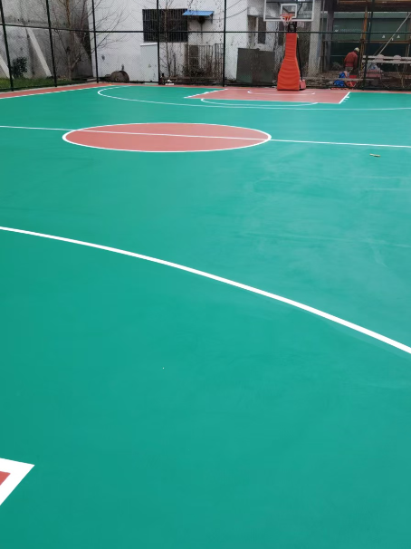 道里 球场长期使用易出现地面开裂